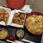 親子丼　ほっこりや - ●炭焼鶏の親子丼 ¥864税込
            ・大盛 プラス¥108税込
            味噌汁、漬物付き
            ●からあげ 5個入¥453税込×2箱
            お持ち帰り用の箱に詰めもらう
            計¥1878税込