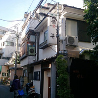 季節料理 姿 - 全景です。神楽坂から一本中に入った通り沿いにあります。