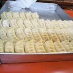 丸吉飯店 - 製造中の餃子(2019年1月18日撮影)