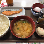すき家 - 鮭朝食、豚汁変更（500円）