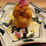 すし処 みや古分店 - 北海道浜中のエゾバフンウニと青森県大間の紫ウニを噴火湾の毛ガニ、寿司飯に乗せて、唐墨パウダーと穂紫蘇をあしらってある