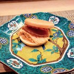 すし処 みや古分店 - あん肝と味噌を練った餡に奈良漬を乗せたモナカ