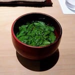 匠 進吾 - 温かい出汁に菊菜、春らしくバカガイの足の青柳が入っていました