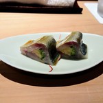 匠 進吾 - 酢〆の鯵、ガリとキュウリ