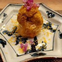 すし処 みや古分店 - 北海道浜中のエゾバフンウニと青森県大間の紫ウニを噴火湾の毛ガニ、寿司飯に乗せて、唐墨パウダーと穂紫蘇をあしらってある