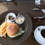 オクトパス ガーデン - モーニングのバーガーはこんなサイズです。小ちゃいですがいいんじゃないですか