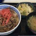 吉野家 - 牛丼(並) ：￥３８０と味噌汁おしんこセット：￥１３０、クーポン使用で￥５０引き