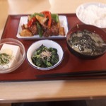 阪南下出食堂 - 鶏肉麻婆風+ご飯+味噌汁+菜の花からし和え+冷奴で合計841円になります。