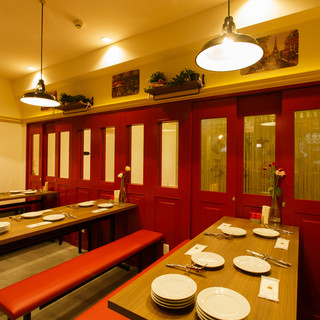 The warm red-based interior is recommended for parties.