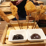 蔵人厨 金鯱 - 串カツ盛り合わせ。２種類の味噌ダレをつける