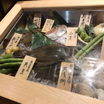 蔵人厨 金鯱 - 旬の食材たちが飾られている