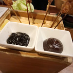 蔵人厨 金鯱 - 串カツ盛り合わせ。２種類の味噌ダレ