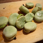 蔵人厨 金鯱 - そら豆の炭火焼きを出したところ