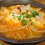 Gasuto - 「特製本格辛口チゲ(半玉うどん入り) 単品」(¥754-税込)一口スープをいただきます。
                        後から辛さが追っかけてくるね。美味しいです。