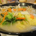 Gasuto - 「1日分の野菜のベジ塩タンメン 単品」(¥754-税込)熱々で美味しいです。
                        それにしても野菜が多くて嬉しいです。
                        ニンジン、キャベツ、白菜、もやし…。