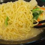 Gasuto - 黄色っぽい中細やや縮れ麺ですね。
                        スープに合います。
                        スープも野菜の旨味が溶け込んで美味。