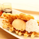 Cafe & Dining FERMATA - 生クリームとバニラアイスクリームの手作りワッフル　