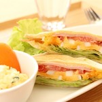 Cafe & Dining FERMATA - 浅間小町とサラミと野菜のホットサンド　