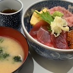 お食事処 たねいち - まぐろ・いくら・ねぎとろ丼のネギ抜き。お味噌汁が付いてきました。