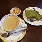 ぽぷり - カフェオレとアフタヌーンサービスのシフォンケーキ(豆付き)　¥420