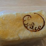 BAKE - 四角い食パンのクリームパン