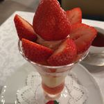 資生堂パーラー - 香川県　木田郡三木町産“さぬきひめ”のストロベリーパフェ