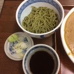 阿づ満庵 - ミニセットの蕎麦は茶そばです。