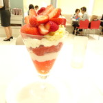 タカノフルーツパーラー - 二種苺のソフトクリームパフェ　1620円＋税