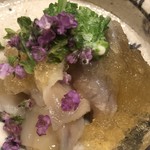 寿司つばさ - 北寄貝の身を縦に三分割。紐も加え土佐酢ジュレを纏わせます。更にオクラのタタキをトッピング。海の香りと土のネバネバに土佐酢の酸味が三位一体。初っ端からTKO