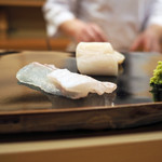 日本橋蛎殻町 すぎた - 【ツマミ】北海道、野付の天然のホタテと東京湾の勝浦（千葉）のヒラメ