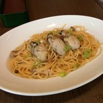 シャポールージュ - 牡蠣と茸のパスタ