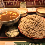 味奈登庵 - カレー南蛮そば 大盛り 別盛り＋玉子♡  
      無料の揚げ玉はもちろん貰う。
      アゲダマビンボー！