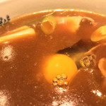 味奈登庵 - 玉子は最初に投入。
      食べるころには白身はほどよく固まり、黄身はトロットロ♡
