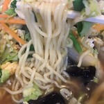 北葉飯店 - 加水率高めの縮れ中細麺