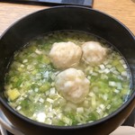 中国菜 火ノ鳥 - 海老団子の麺
      刻んだ山芋と菜の花がまぶされています