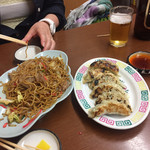 叶や - 2019年4月。ソース焼きそばの器が懐かしい形です。