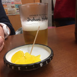 叶や - 2019年4月。瓶ビールにはタクアン付き。