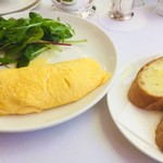 ウエスト青山ガーデン - ちょい小さくなった？二人席だから、お皿を小さくしてくれた？オムレツセット。