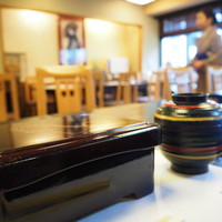鰻割烹 伊豆栄 本店 - 蓋を開ける前　お店の方は和装