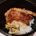 とんかつ マンジェ - ご飯我慢してたのに、小ライスを注文。。
      我慢できる人、居ないと思います(笑)