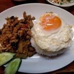 サバイチャイ タイ料理 - ｶｵｶﾞﾊﾟｵ（鶏肉のﾊﾞｼﾞﾙご飯）のｱｯﾌﾟ