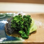 虎白 - 昆布出汁で軽く火を通したあわび　肝のソース　菜の花