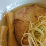 翔鶴 - 麺とチャーシュウとシナチクの共演をアップでパシャ！