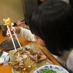 かぐら坂 新富寿司 - かさごと格闘する娘