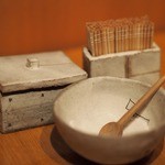 石臼挽き手打 蕎楽亭 - この磁粉焼きの器が素敵なんです