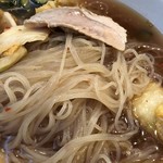 Namudaimon - 細麺。広島は朝鮮半島の文化が強く根付いているので、この冷麺も半島系のどストライク。特に煮豚がウンマイ