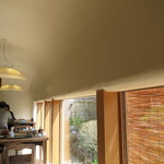 手打ち蕎麦 こはし - 壁は漆喰、ドーム状の天井がかまくらみたい(2019年4月)