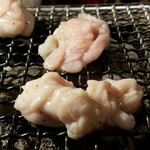 本厚木ホルモンセンター - 名物ペラペラ焼きを焼く