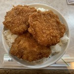 栄寿亭 - 「カツ丼 C（玉子なし ジャンボカツ）」「大盛りライス」上から。確かにいわゆる「ソースカツ丼」のビジュアルだが、何となく色合いが違い、矢張り醤油ベースのタレなんだなと言うことが見て取れる。