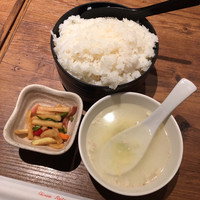 四川料理 龍の子 - ランチセットのライス・スープ・お新香。お櫃のライスは2人分。